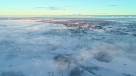 Wolkeninversion-über-Schneebedeckter-Landschaft---Absteigende-Panoramaaufnahme-Aus-Der-Luft