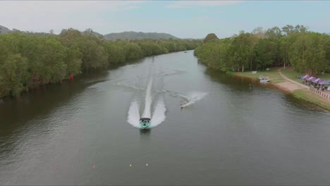 Drohne-Fliegt-über-Das-Wakeboarder-Schleppboot-Auf-Dem-Fluss