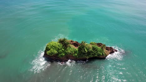 Kleiner-Tropischer-Inselfelsen-Im-Wasser-Des-Pazifischen-Ozeans-In-Der-Nähe-Von-Costa-Rica
