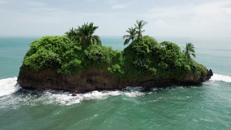 Small-tropical-isle-with-palms-and-open-pacific-ocean-near-Costa-Rica