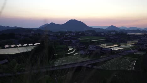 Japan-Reisfelder-Während-Des-Sonnenuntergangs-Kardanische-Aufnahme