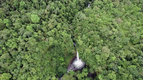 Roaring-La-Fortuna-waterfall-flowing-into-jungle-pool-in-Costa-Rica