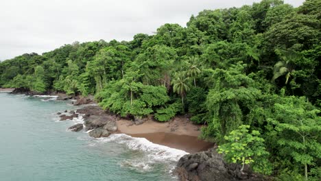 Pequeña-Playa-Tropical-Perfecta-Escondida-En-La-Jungla-De-Drake-Bay,-Costa-Rica