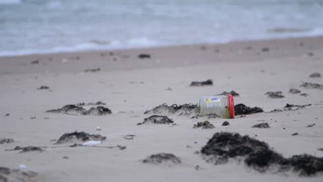Glas-Am-Strand-Mit-Algen,-Müll-Und-Müll-An-Einem-Leeren-Weißen-Sandstrand-Der-Ostsee,-Umweltverschmutzungsproblem,-Bewölkter-Tag,-Mittlere-Aufnahme