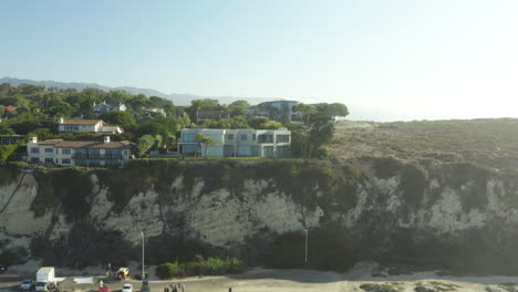 Aerial-shot-of-houses-above-the-beach-mountain