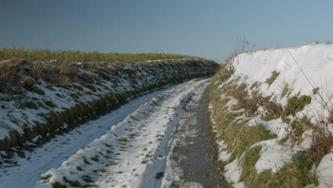 Landweg-Im-Winter-Mit-Schmelzendem-Schnee