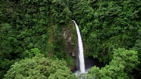 Roaring-La-Fortuna-waterfall-in-tropical-jungle-valley-in-Costa-Rica