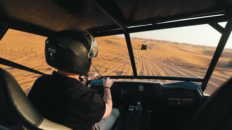 Hombre-Conduciendo-Un-Buggy-En-La-Arena-Del-Desierto,-Fuera-De-La-Carretera-En-Las-Dunas,-Dubai
