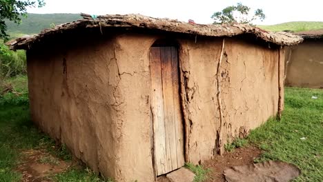 Traditionelles-Handgefertigtes-Maasai-Haus-Mit-Lehmwänden-Und-Holztür