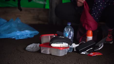 Auspacken,-Produkte-Und-Lebensmittel-Auswählen-Auf-Dem-Vulkan-In-Guatemala