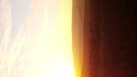 Vertikale-Drohne-Schoss-Orangefarbenen-Sonnenuntergang-In-England