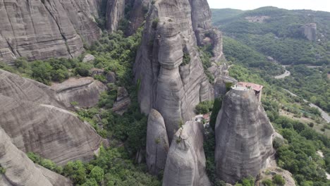 Incredible-cliff-top-monastery-amongst-unique-rock-formations,-Meteora