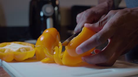 Kochen-Sie-Längsschnitte-Einer-Frischen-Gelben-Paprika-Auf-Einem-Schneidebrett