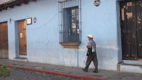 Ein-Alter-Mann,-Der-In-Den-Schönen-Straßen-Von-Antigua-In-Guatemala-Spazieren-Geht