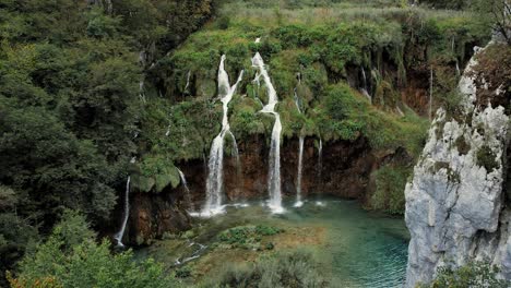 Wasserfälle,-Die-Sich-In-Becken-In-Einer-üppigen-Schlucht-In-Plitvice,-Kroatien,-Ergießen