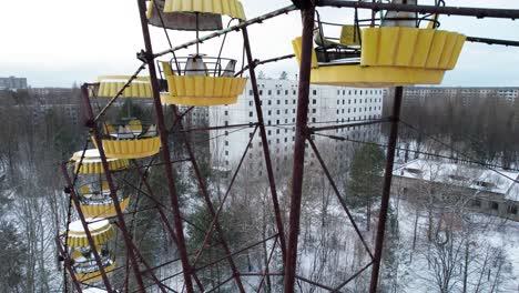Abandoned-Pripyat-city-and-rusty-Ferris-wheel-in-winter,-Chernobyl
