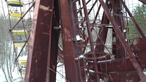 Rusty-Ferris-wheel-in-Pripyat-Chernobyl-exclusion-zone-in-winter-snow