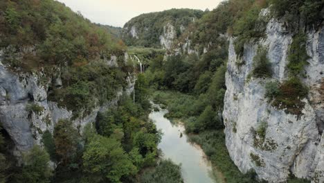 üppige-Felsige-Flussschlucht-Mit-Kaskadierenden-Wasserfällen,-Plitvice,-Kroatien