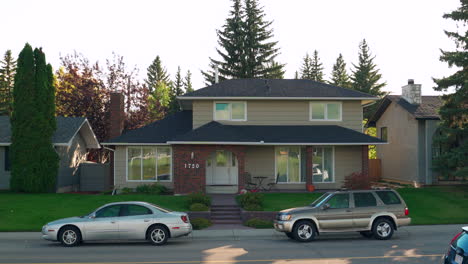 Noch-Aufnahme-Eines-älteren-Hauses-In-Kanada-An-Einem-Sommerabend-Im-Golden-House