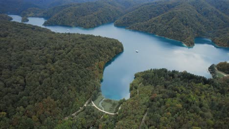Clear-blue-lakes-in-forest-landscape-of-Plitvice,-Croatia,-drone-shot