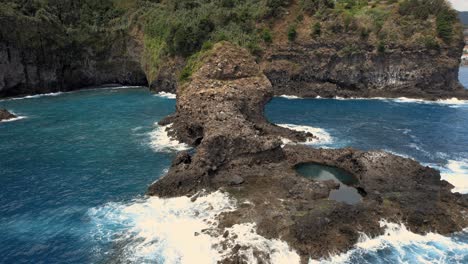 Pequeño-Arrecife-De-Isla-Rocosa-Con-Cueva-Cerca-De-Los-Acantilados-De-La-Costa-Oceánica-De-Madeira