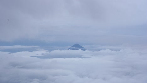 über-Den-Wolken-Auf-Dem-Vulkan-Acatenango-In-Guatemala