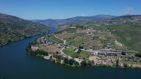 Douro-river-bend-in-countryside-Vale-de-Mendíz-rural-valley,-Portugal