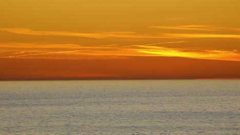 Sonnenuntergang-Himmel-Wolken-Wolkengebilde-Sonnenlicht-Rot-Orange-Sonne-Licht-Abend-Dämmerung-Twilight-Over-Ocean