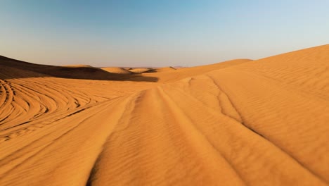 Niedriger-Vorwärtsschuss-Von-Sanddünen-In-Der-Wüste