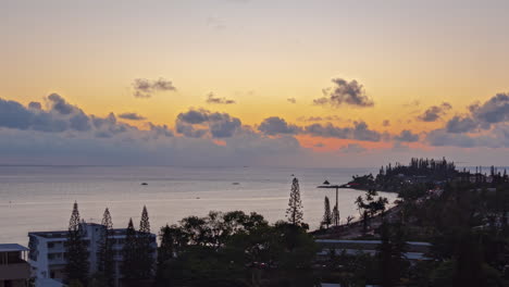 Wunderschöner-Sonnenuntergang-Im-Zeitraffer-über-Dem-Strand-Und-Der-Bucht-Von-Anse-Vata,-Noumea,-Neukaledonien