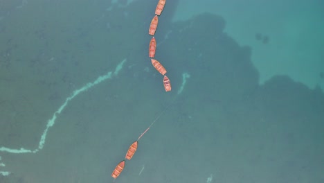Filmische-Ansicht-Von-Oben-Nach-Unten-Von-Berühmten-Ruderbooten-Auf-Dem-Pragser-Wildsee,-Italien