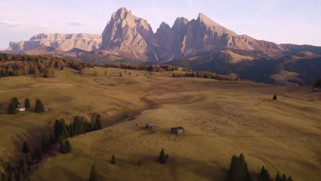 Cinematic-Pullback-Enthüllt-Wunderschöne-Landschaften-In-Italiens-Dolomitengebirge