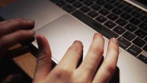 Weibliche-Hände,-Die-Auf-Dem-Tapboard-Des-Laptop-Macbook-Scrollen