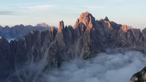 Filmische-Drohnenaufnahme-Des-Berges-Cadini-Di-Misurina,-Der-Bei-Sonnenaufgang-Von-Mysteriösen-Wolken-Bedeckt-Ist