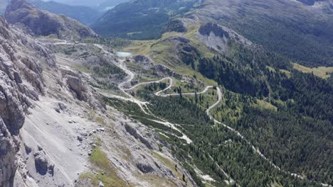 Valparola-Gebirgspass-Und-See-In-Den-Dolomiten-Italien,-Luftbild