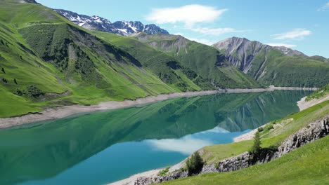 Wasserspiegelung-Im-Bergsee-Lac-De-Grand-Maison-In-Den-Französischen-Alpen---Luftwagen-Nach-Vorne