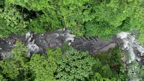 Wildwasser-Stromschnellen-Des-Dschungelflusses,-Der-Im-Regenwald-Von-Costa-Rica-Fließt