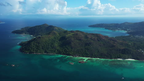 Vistas-Aéreas-Sobre-La-Isla-De-Praslin-En-Las-Seychelles