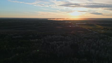 Malerisches,-Filmisches-Tal-Und-Staubige-Felder-In-Der-Nähe-Von-Ottava,-Kanada-Während-Des-Sonnenuntergangs