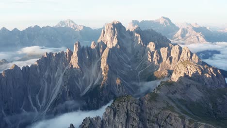 Mystische-Wolken-Bedecken-Das-Tal-Zwischen-Den-Bergen-Cadini-Di-Misurina-Während-Des-Goldenen-Sonnenaufgangs