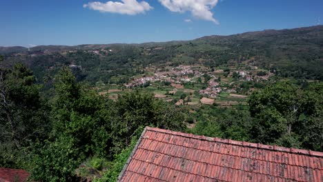 Cabaña-Solitaria-Y-Pueblo-En-Lados-Opuestos-Del-Valle,-Portugal