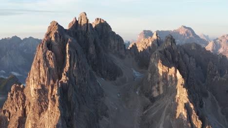 Luftaufnahme-Der-Italienischen-Bergbeleuchtung-Cadini-Di-Misurina-Bei-Sonnenaufgang