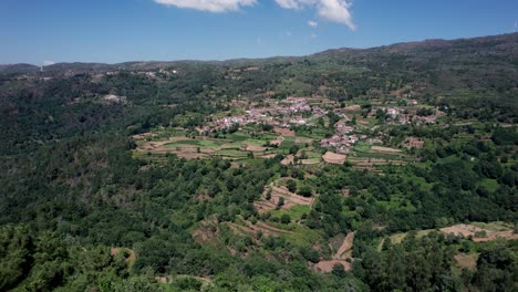 Häuschen,-Das-Ländliches-Landschaftstal-Mit-Dorf-In-Portugal-übersieht