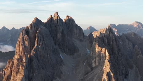 Luftaufnahme-Der-Berge-Cadini-Di-Misurina-In-Den-Dolomiten-Während-Des-Goldenen-Sonnenaufgangs
