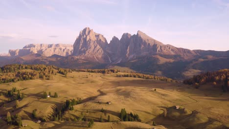 Malerische-Italienische-Dolomitenlandschaft-Während-Des-Herbstsonnenuntergangs