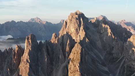 Drohne-Blick-über-Die-Schroffen-Gipfel-Von-Cadini-Di-Misurina,-Italienische-Alpen,-Südtirol