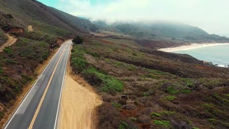 Historic-Route-1-goes-straight-along-the-rocky-coast-of-Big-Sur,-California