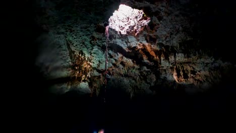 Höhlentauchen-Unterwassertaucher-Erkunden-Höhlentauchen-Mexiko