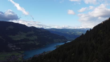Volando-Hacia-El-Lago-De-Lunger-En-Suiza