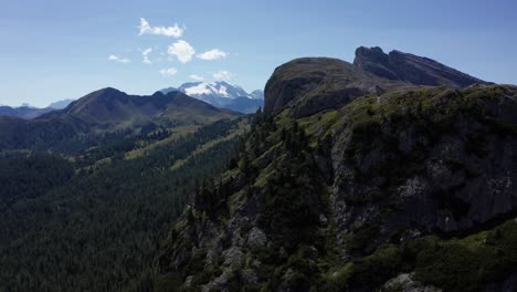 Marmolada-berg-In-Den-Dolomiten-Italien,-Filmische-Luftenthüllung